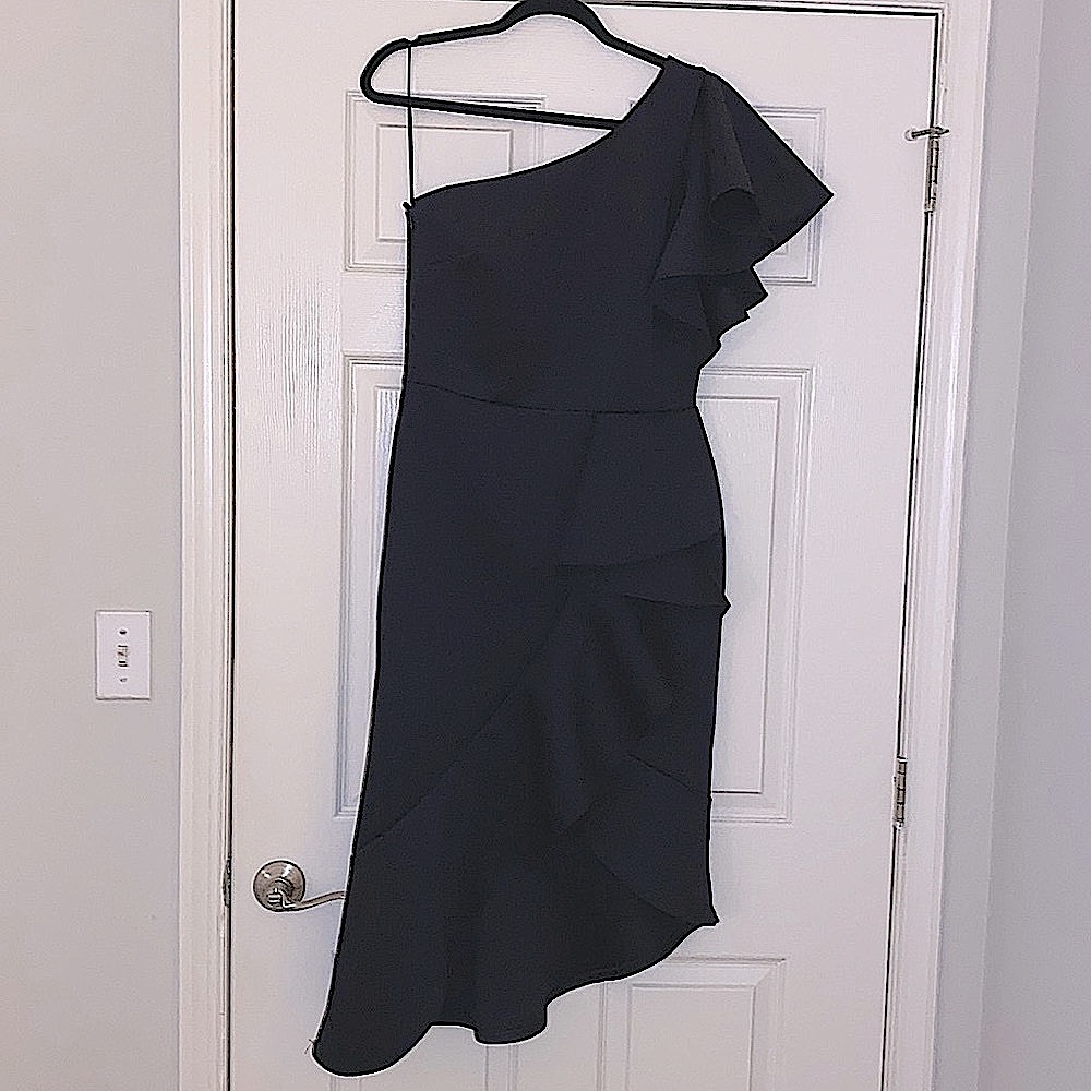 One Shoulder Ruffle Midi Dress in Black (Size 12 US / 14 UK) - Picture 4 of 9
